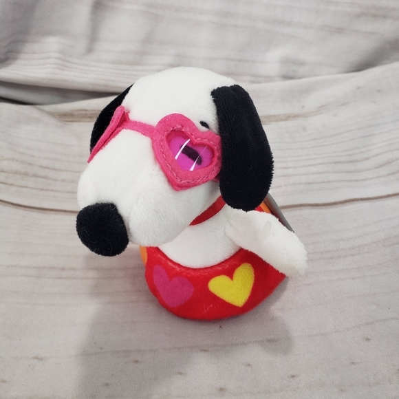 Hallmark Peanuts Snoopy Valentine Zip Along Plush Toy Puppy Love 5 Inch 2023 - Picture 3 of 9